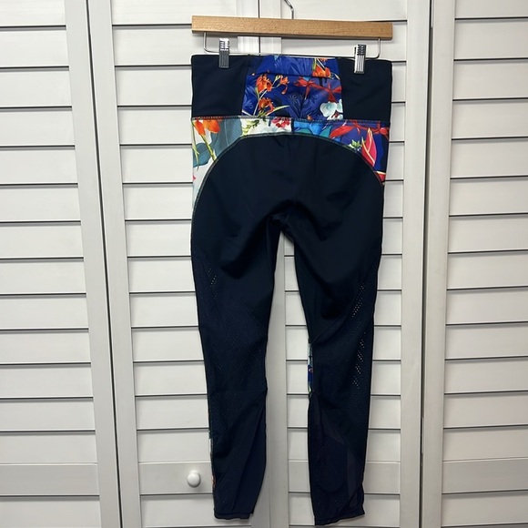 Athleta Tropical Precision Floral 7/8 Ankle Leggings Size Medium - Picture 9 of 11